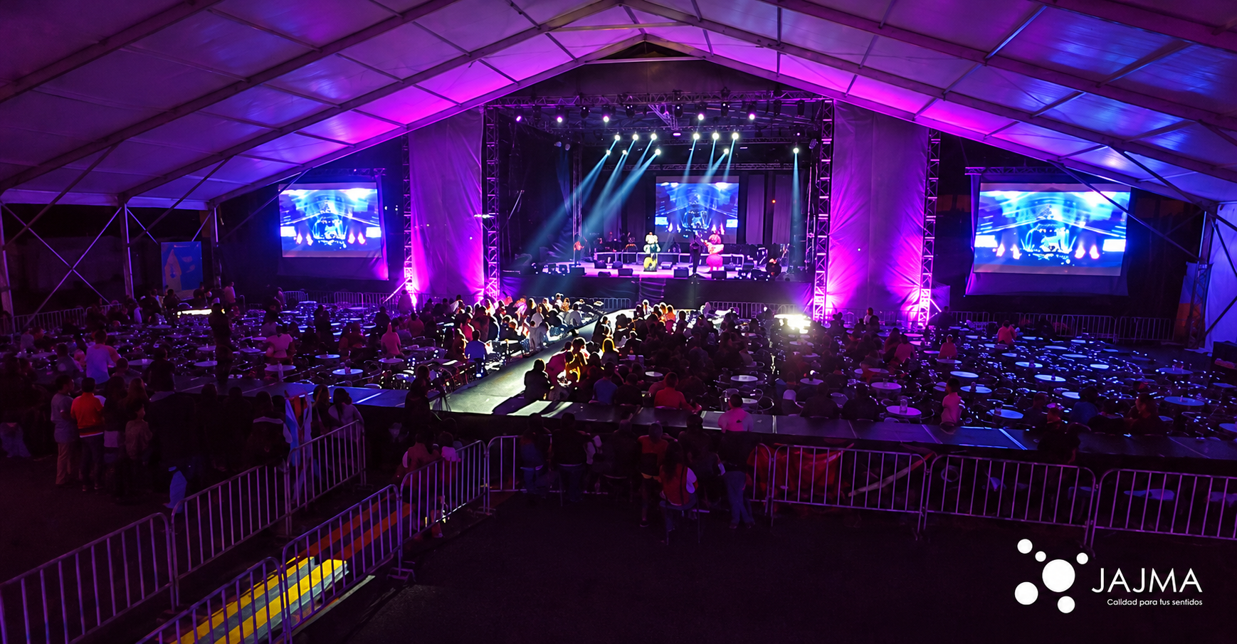 Distribución del público y pasillos frente al escenario del evento.