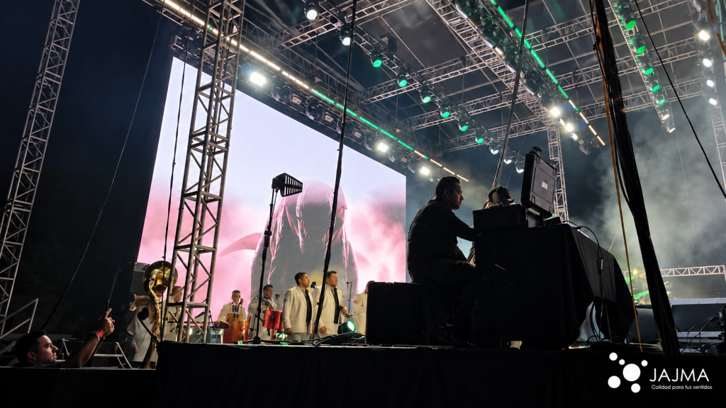 Músicos y pantallas LED vistos desde un costado del escenario en Yecapixtla.