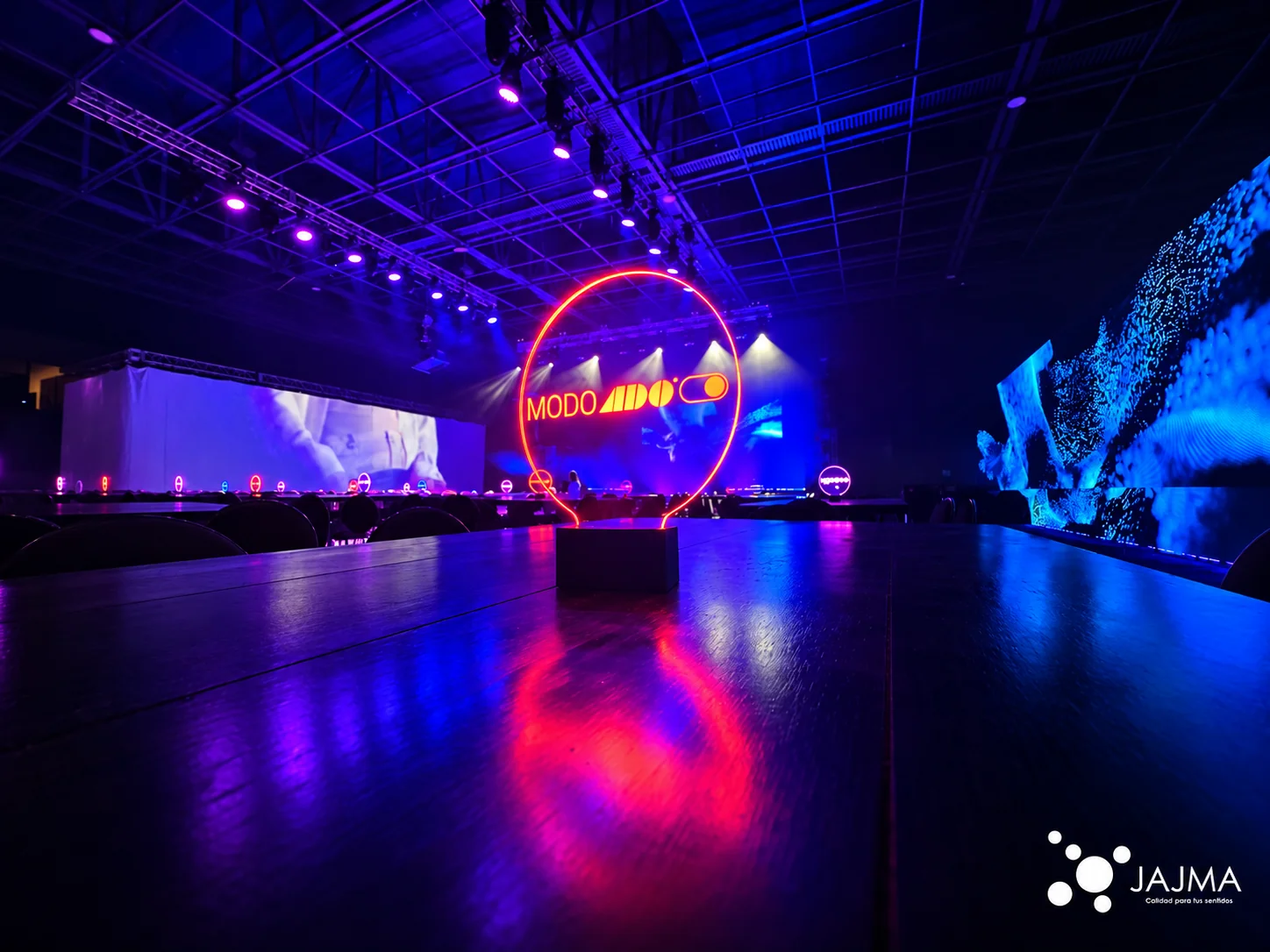 Elemento luminoso MODO ADO integrado a una de las mesas del evento.