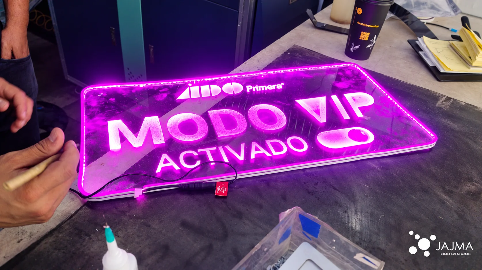 Preparación de una pieza luminosa con el mensaje MODO VIP ACTIVADO.
