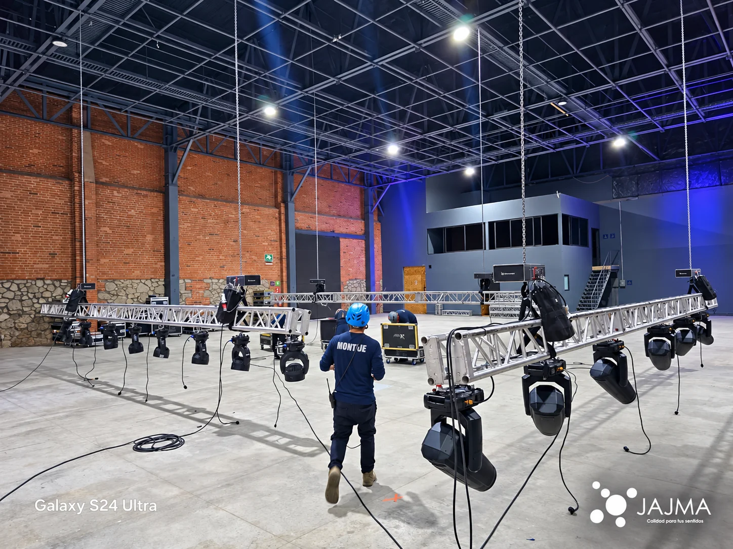 Preparación de estructuras y luminarias durante el montaje técnico.