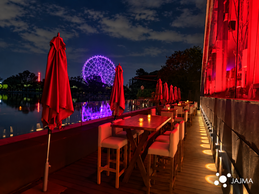 Terraza de la apertura de Daltile con mobiliario, iluminación y logo de JAJMA.