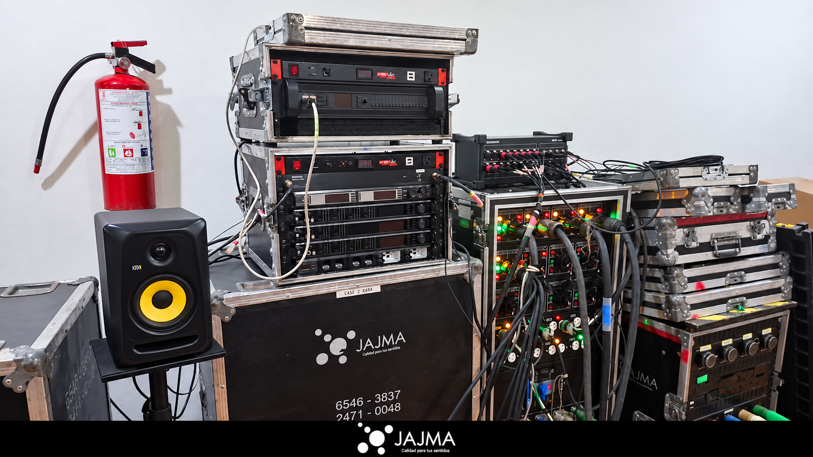 Racks, cableado y equipo de control con identificación JAJMA durante el congreso