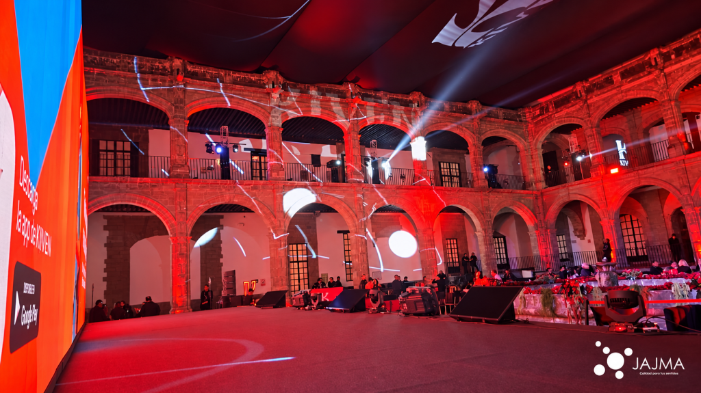 Vista lateral del escenario y arcos iluminados durante el evento de Kiven