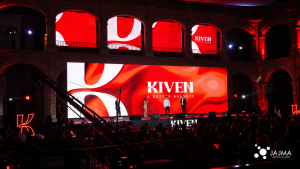 Pantallas de Kiven y escenario en el Exconvento de San Hipólito, con participación de JAJMA