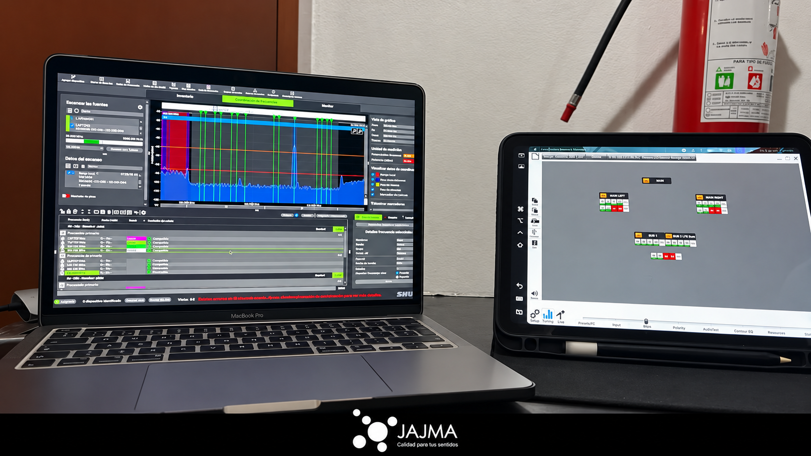 Computadora y tableta con herramientas de monitoreo del equipo durante la preparación técnica