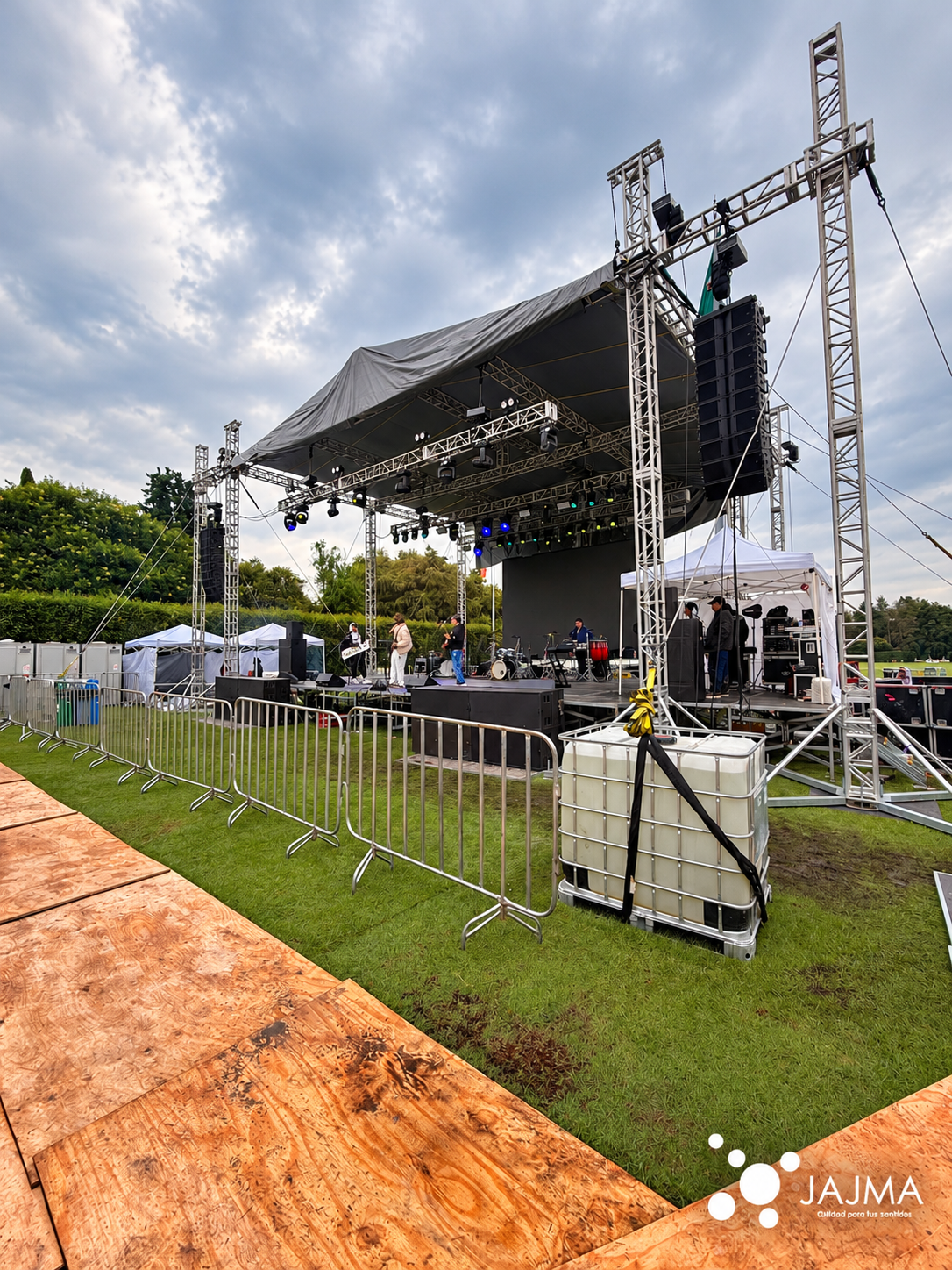 Vista del ground support, cubierta y sistema de audio del escenario de Mundo Mezcal.