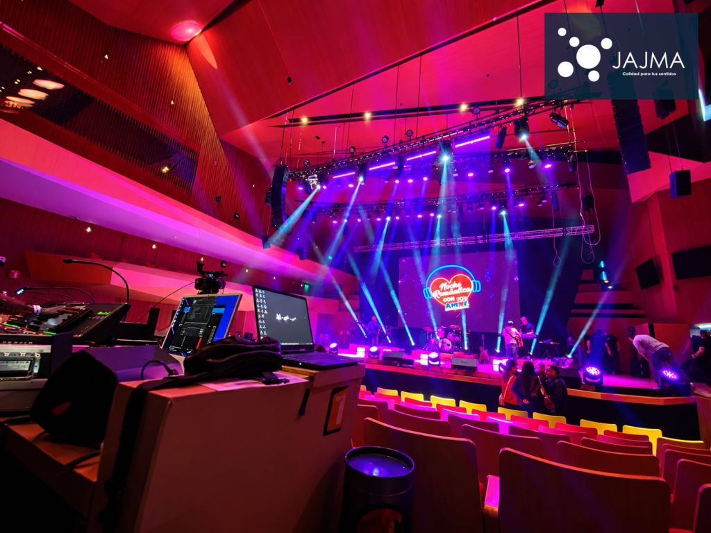 Puesto de control técnico frente al escenario iluminado de El Cantoral.