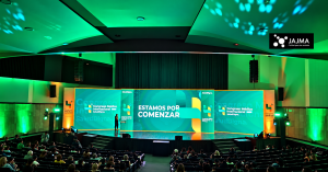 Escenario del Congreso Médico Internacional de Salud Digna con logo de JAJMA