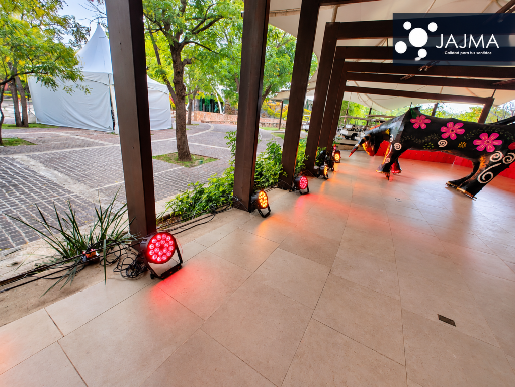 Secuencia de luminarias rojas y ámbar junto a un toro decorado.