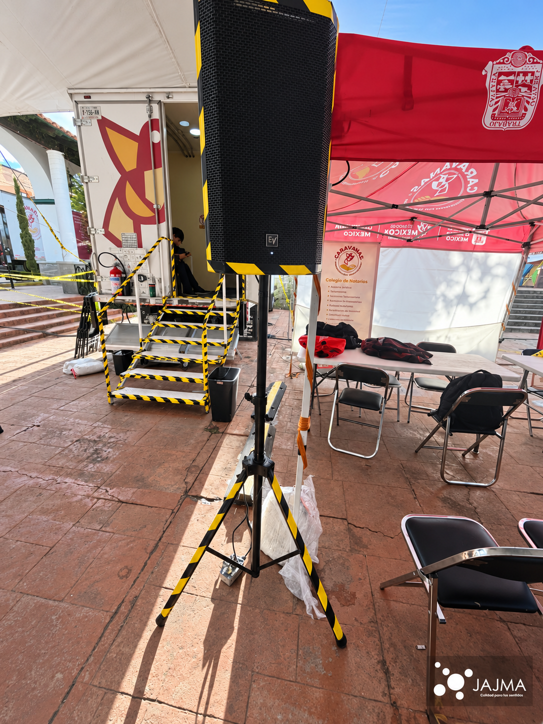 Equipo de audio junto a una unidad móvil de las caravanas en Ocoyac.