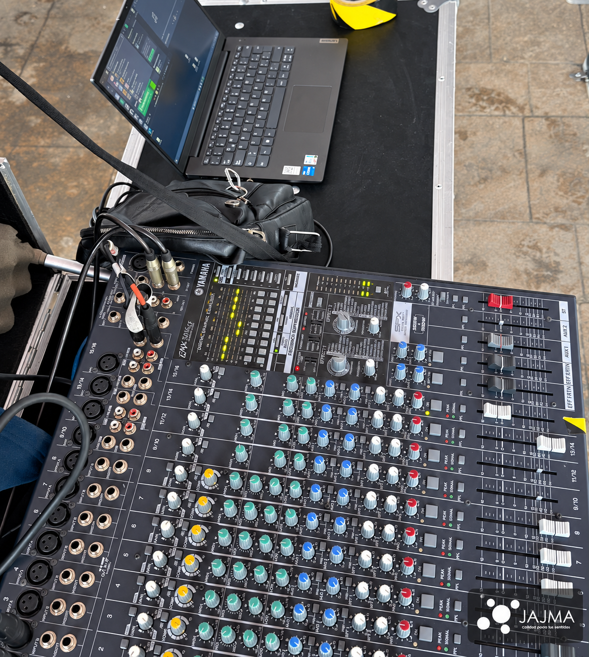 Consola de audio y computadora de control técnico en Ocoyac.