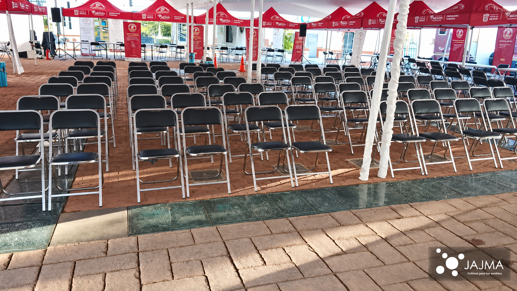Filas de sillas y módulos de atención bajo carpa en Temascaltepec.