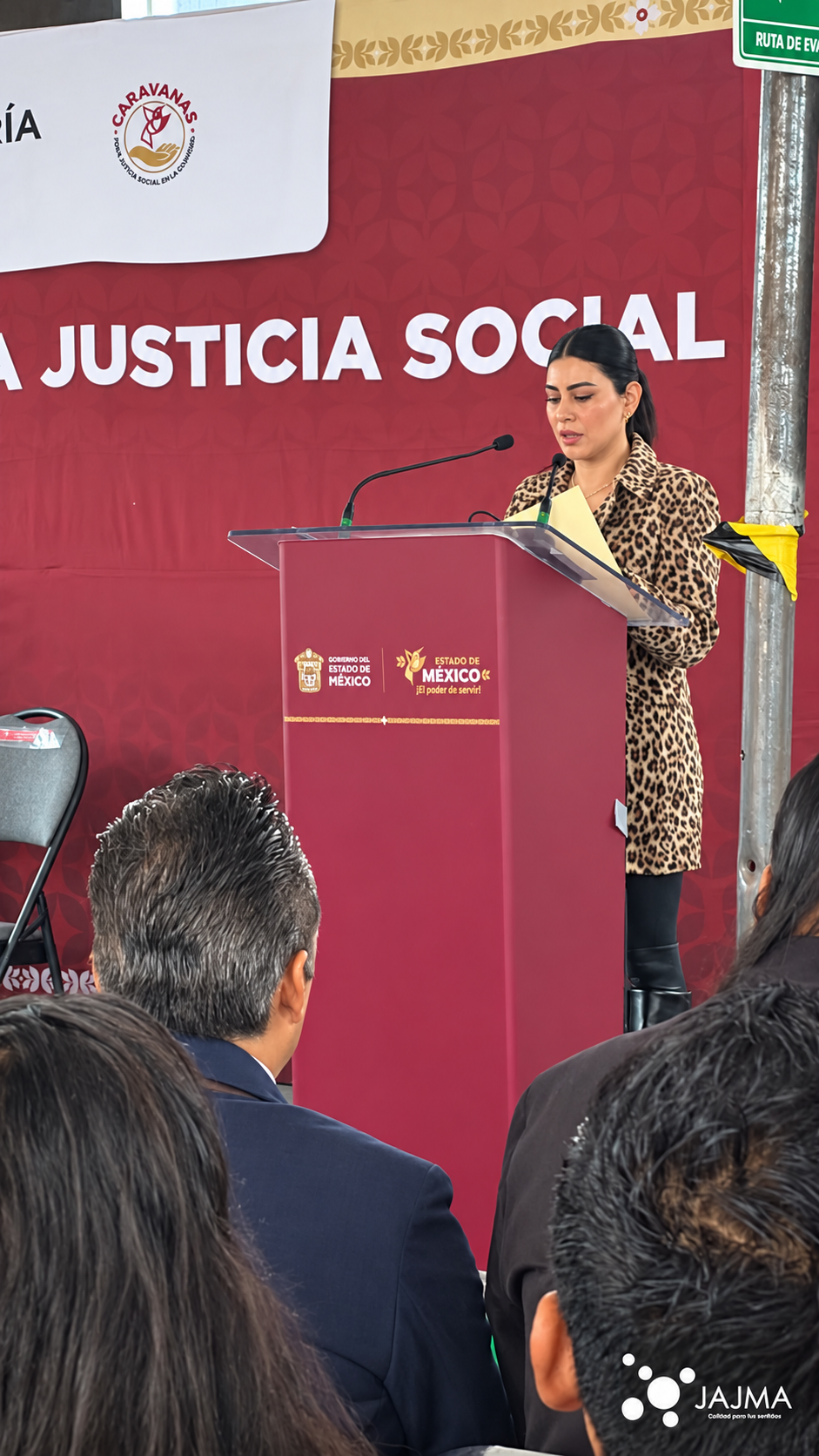 Pódium y microfonía en las Caravanas Itinerantes por la Justicia Social en Teotihuacán.